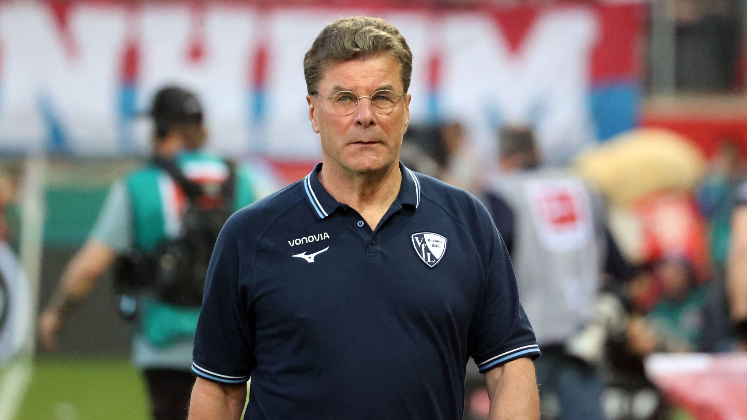 Ein JaWort wie in einer Ehe Hecking bleibt auch bei Abstieg Trainer in Bochum GOALRADAR