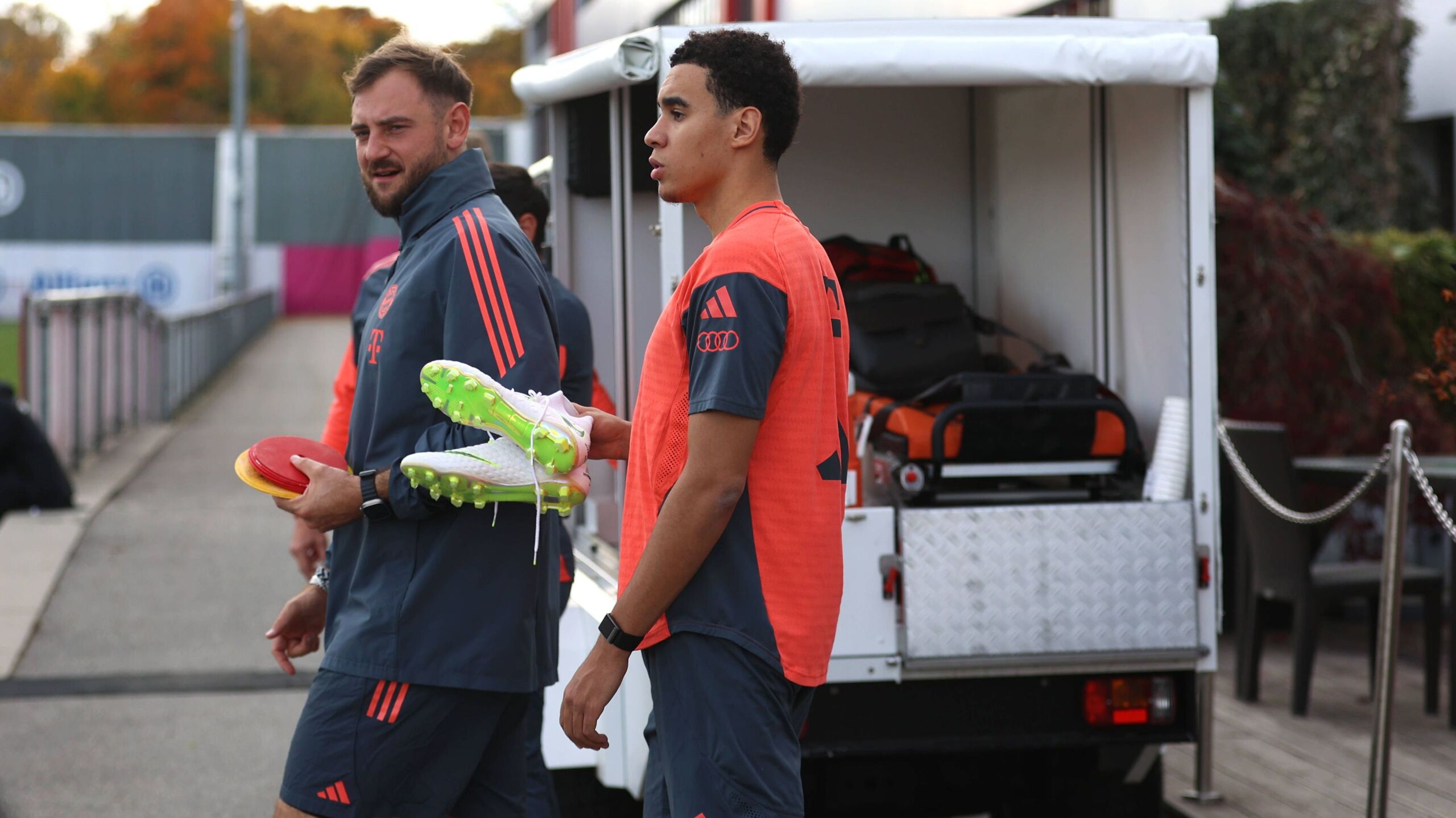 Nächster Meilenstein Musiala trainiert in München wieder auf dem Rasen GOALRADAR