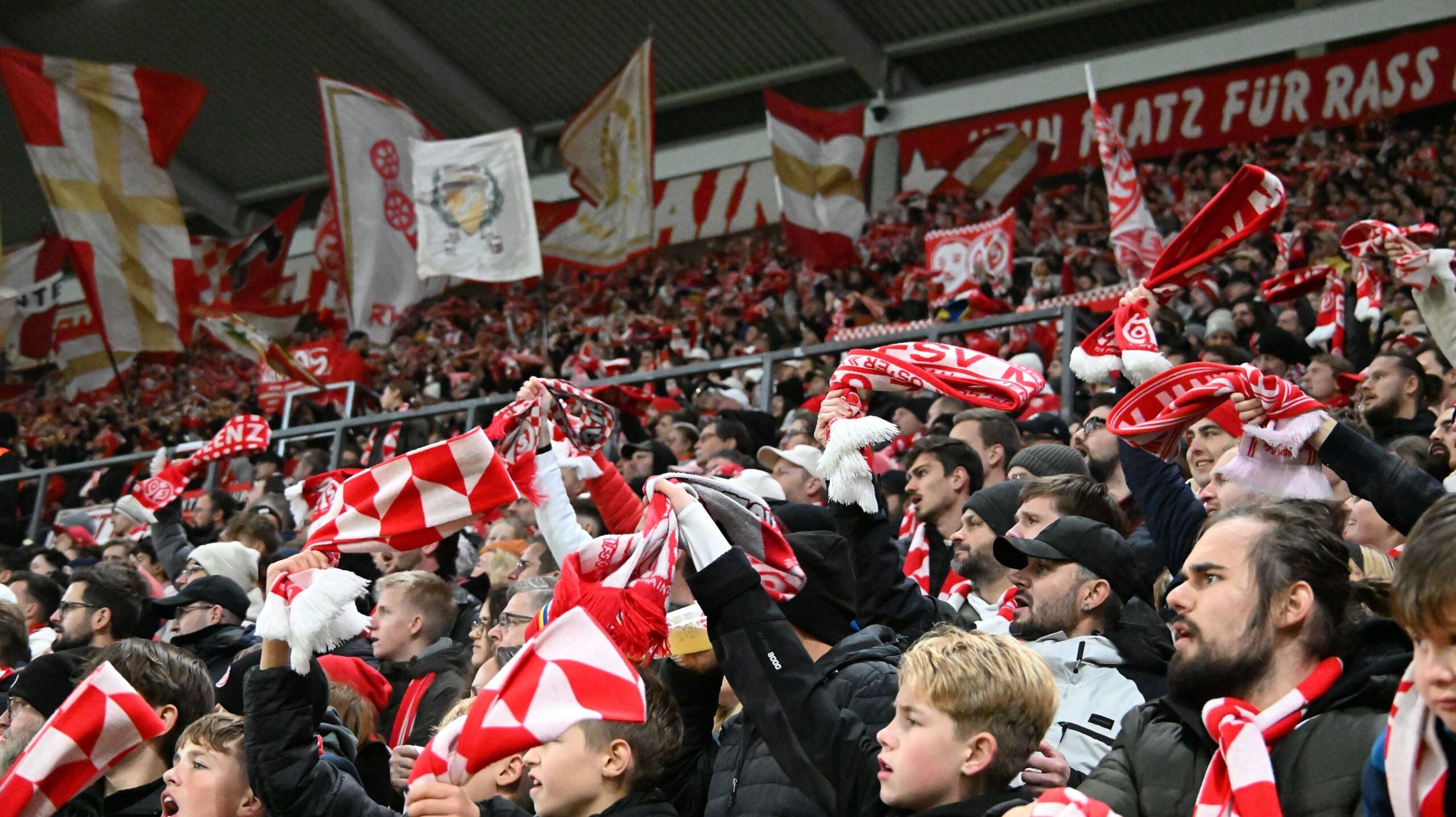 Mainz 05 bestürzt Eigene Fans überfallen und verletzen Polizisten GOALRADAR