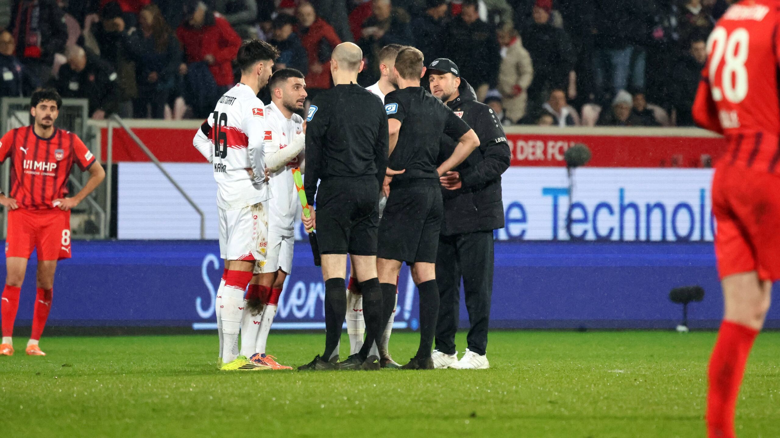 Irgendeiner der in Köln sitzt und Kaffee trinkt VARFrust beim VfB GOALRADAR