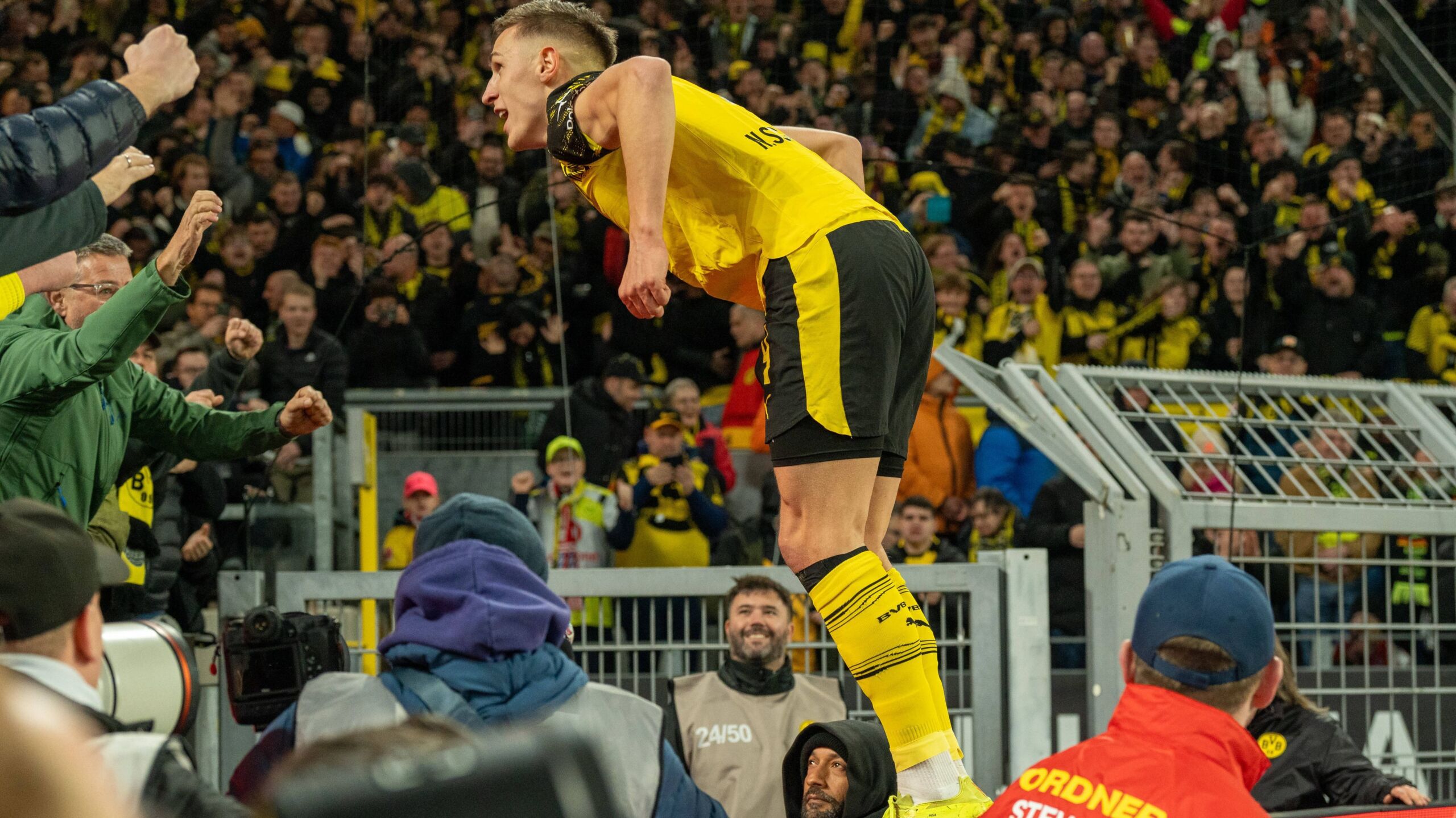 GelbRot Schlotterbecks gewagter Torjubel GOALRADAR