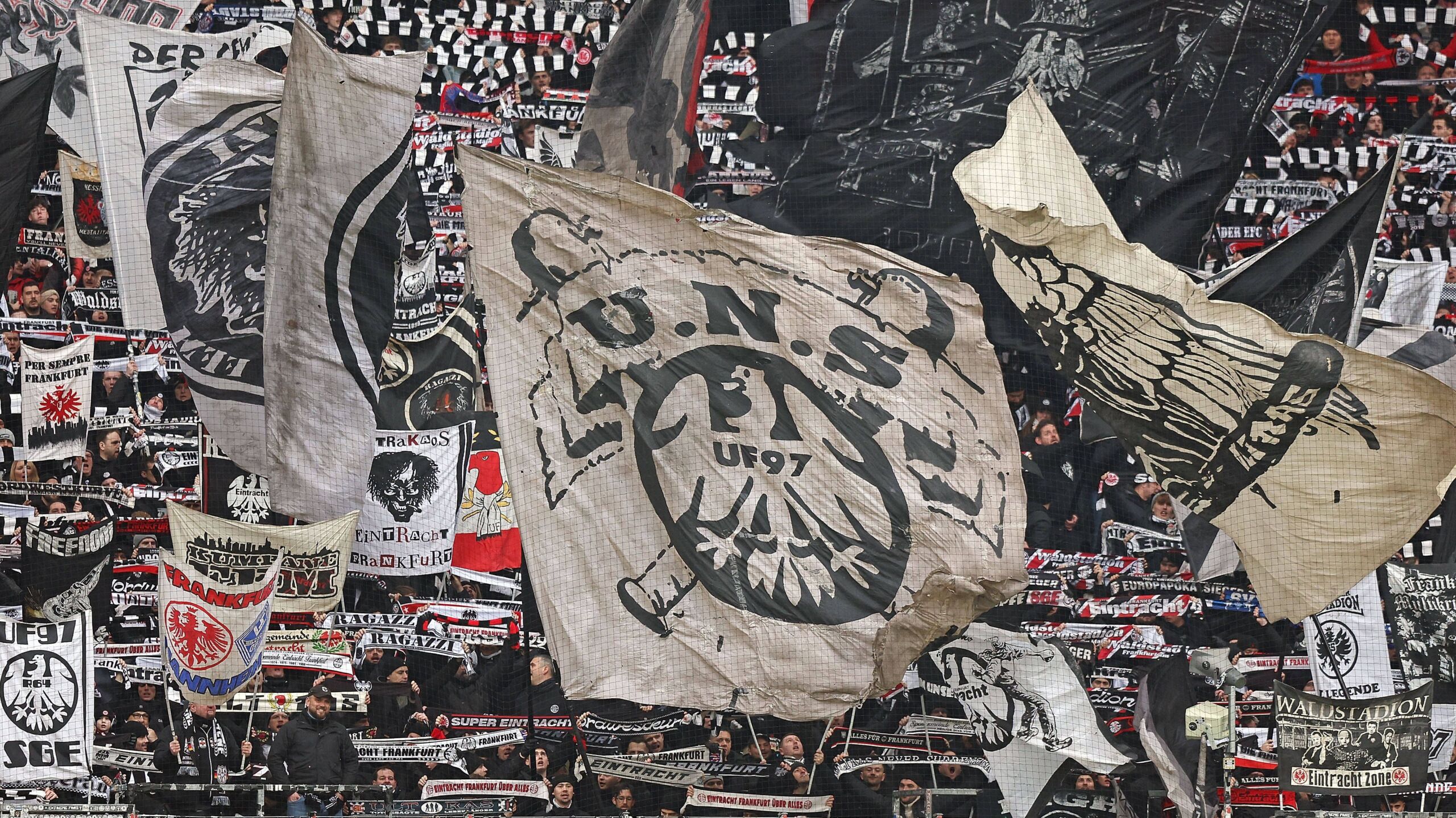 Insgesamt 440250 Euro DFB bestraft Eintracht Frankfurt GOALRADAR