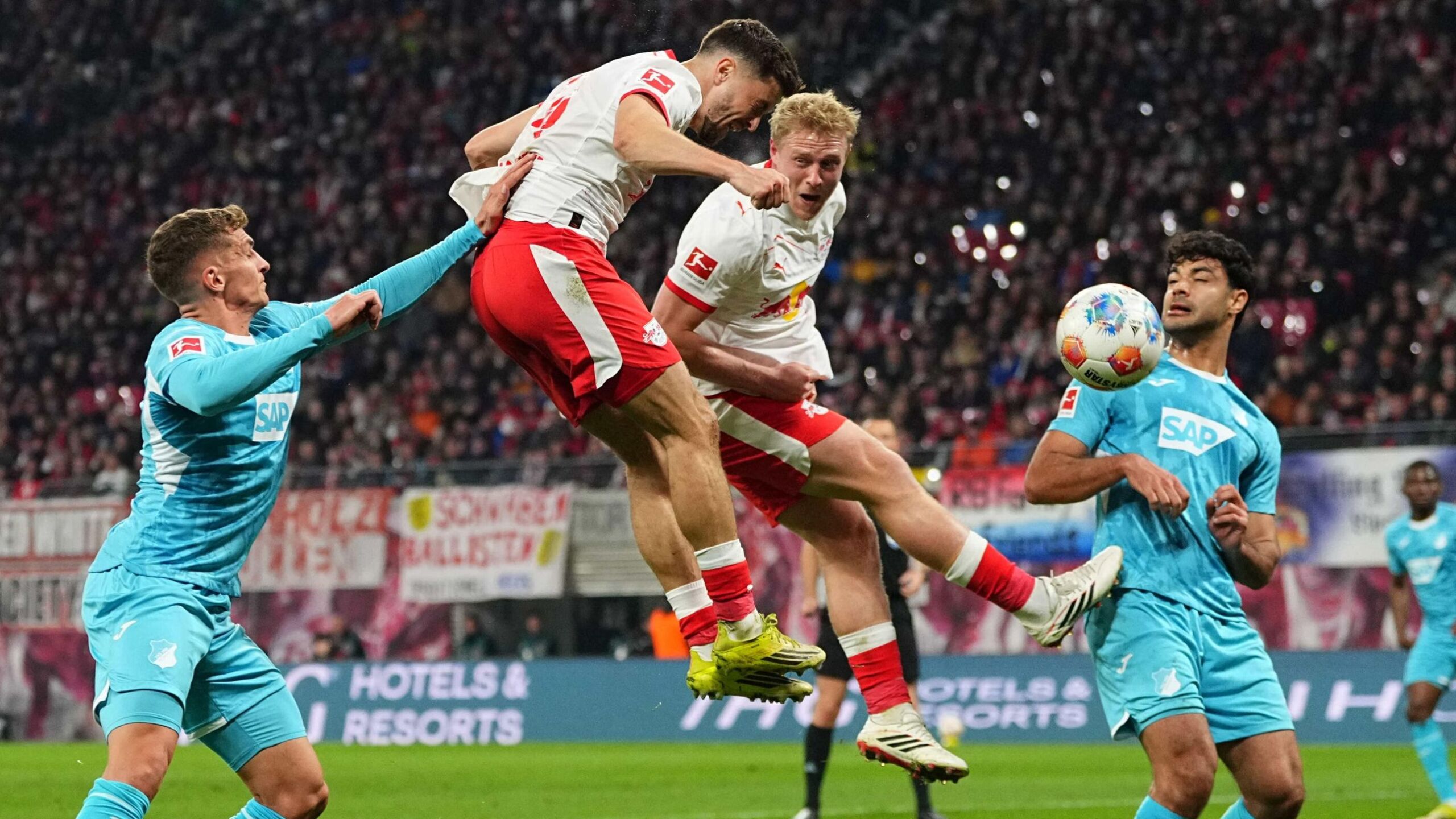 Baumgartner fliegt zum nächsten Doppelpack Xaver kann eh nicht so hoch springen GOALRADAR