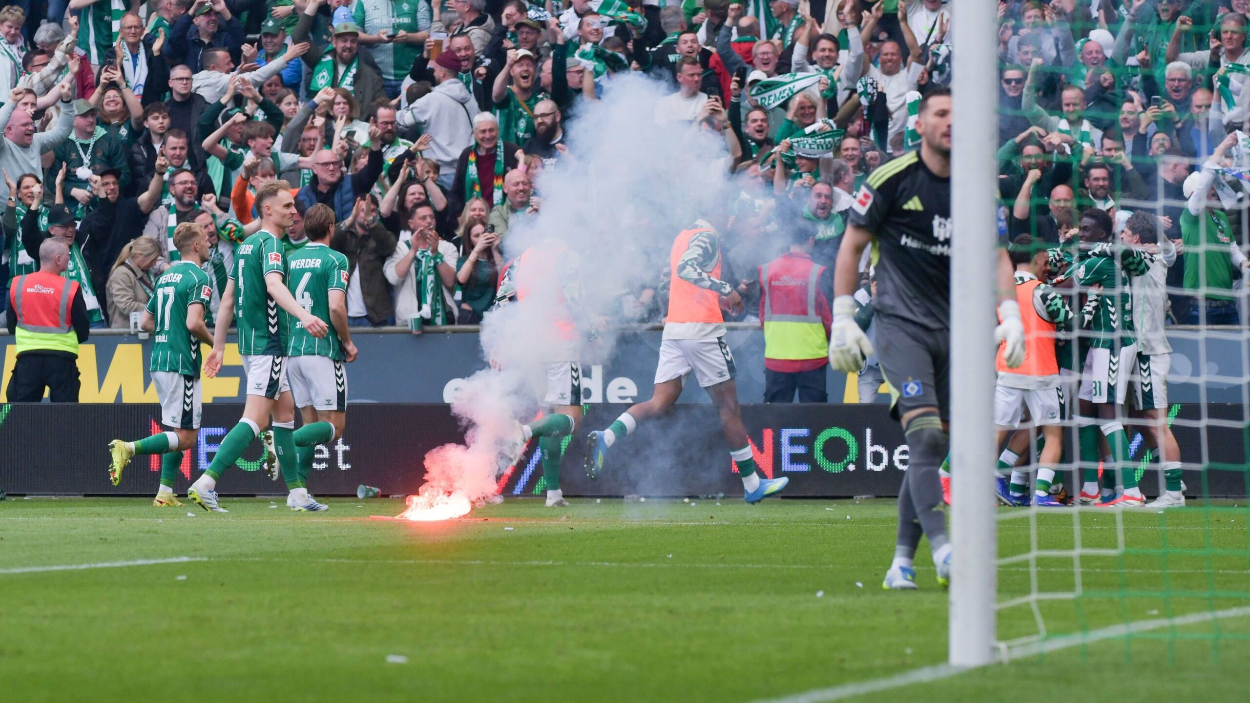 Klare Grenzüberschreitung HSV bezieht Stellung zu PyrotechnikVorfällen GOALRADAR