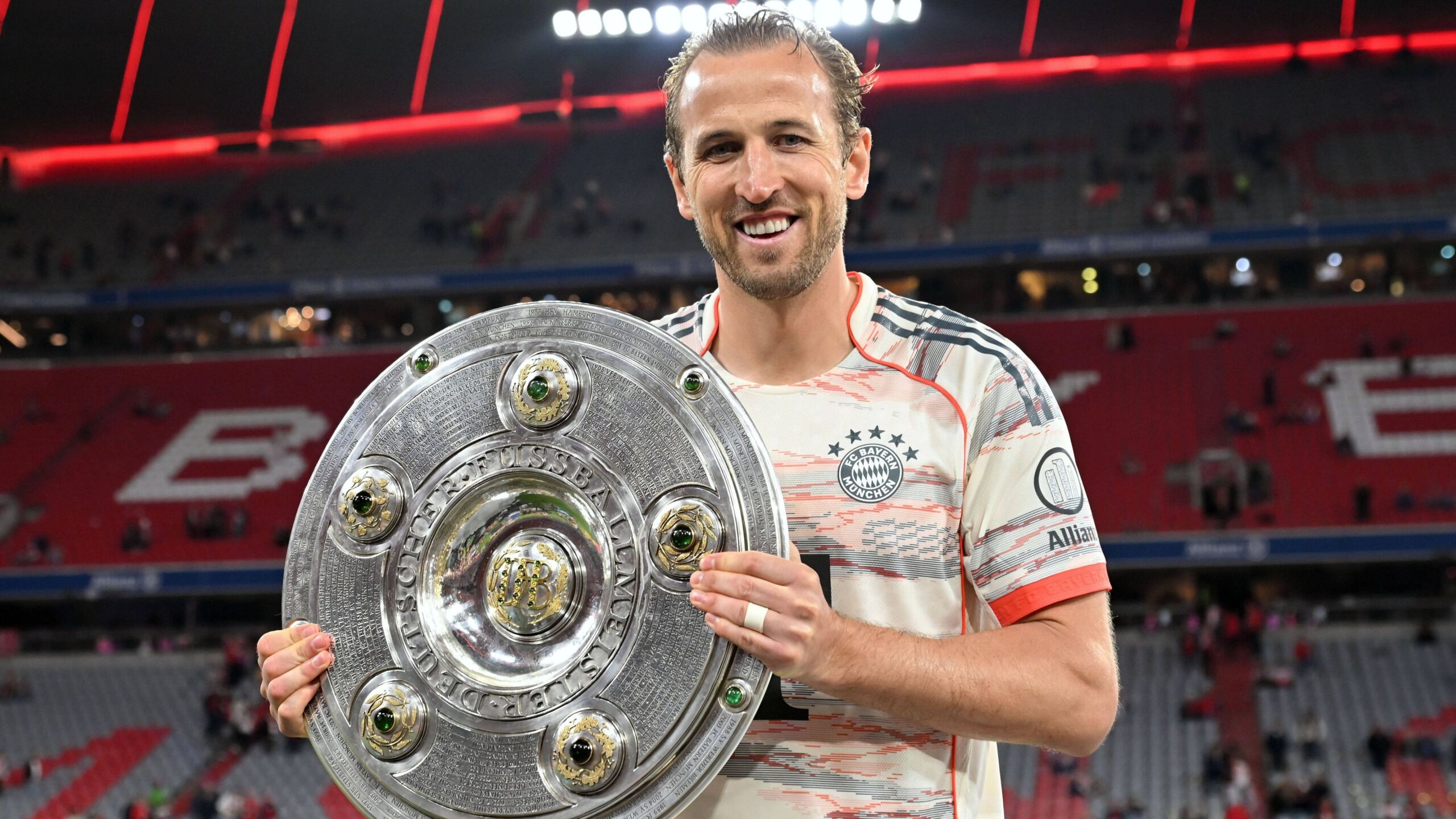 Mehr als elf Kilo schwer Die Meisterschale ist erneut gewachsen GOALRADAR