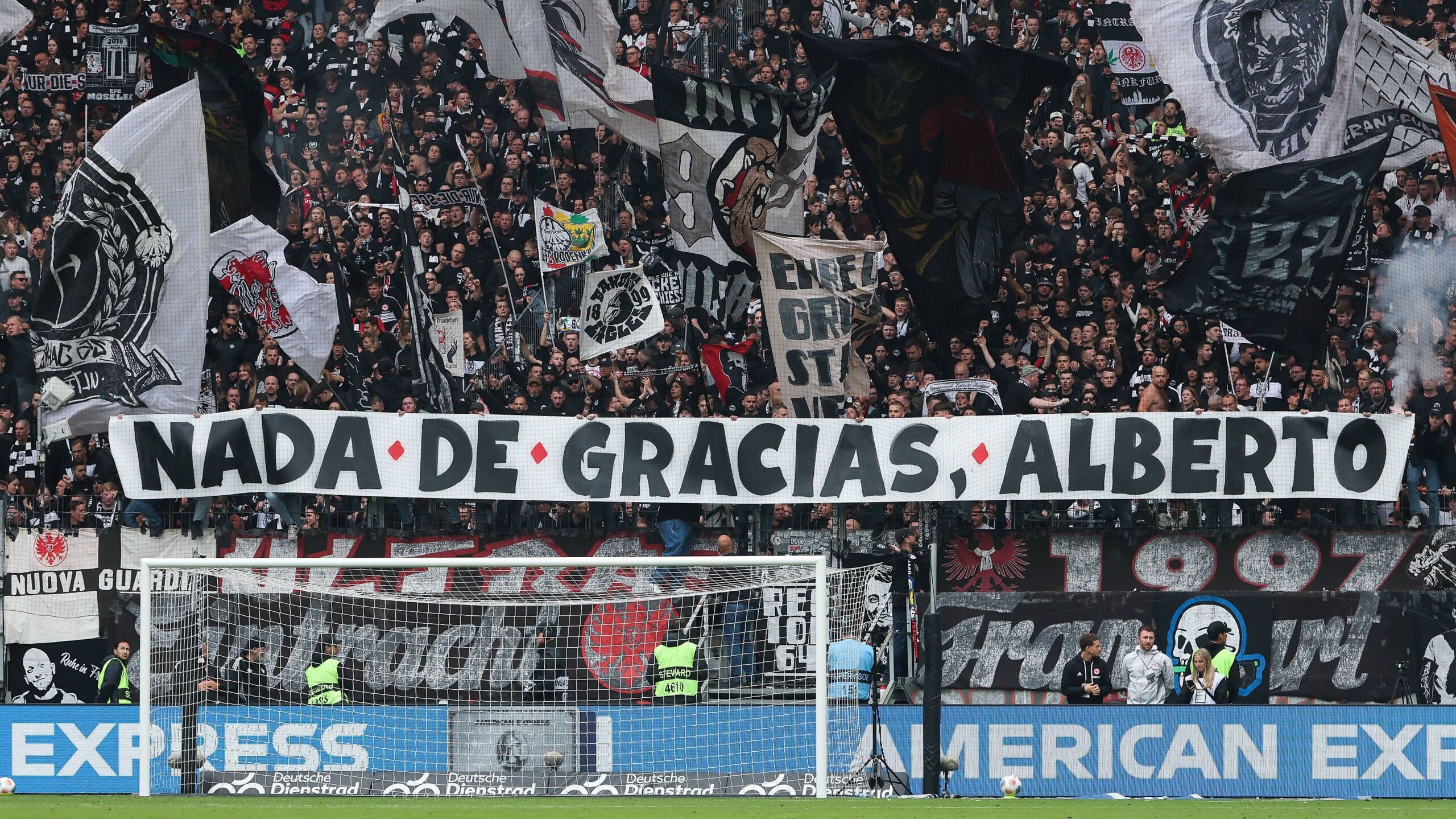 EintrachtFans mit deutlicher Botschaft an Riera Vorstand verurteilt Pyrotechnik aufs Schärfste GOALRADAR