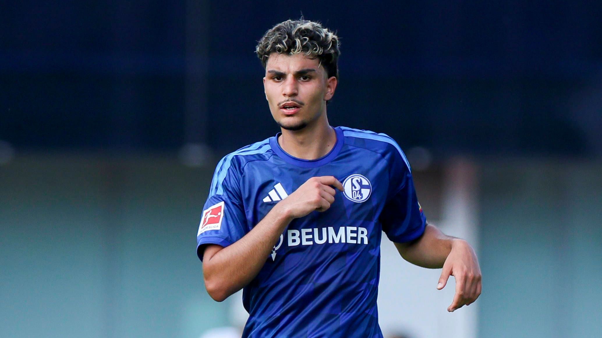 Doppeltes Bekenntnis Schalke verlängert mit Eigengewächs Ayhan GOALRADAR