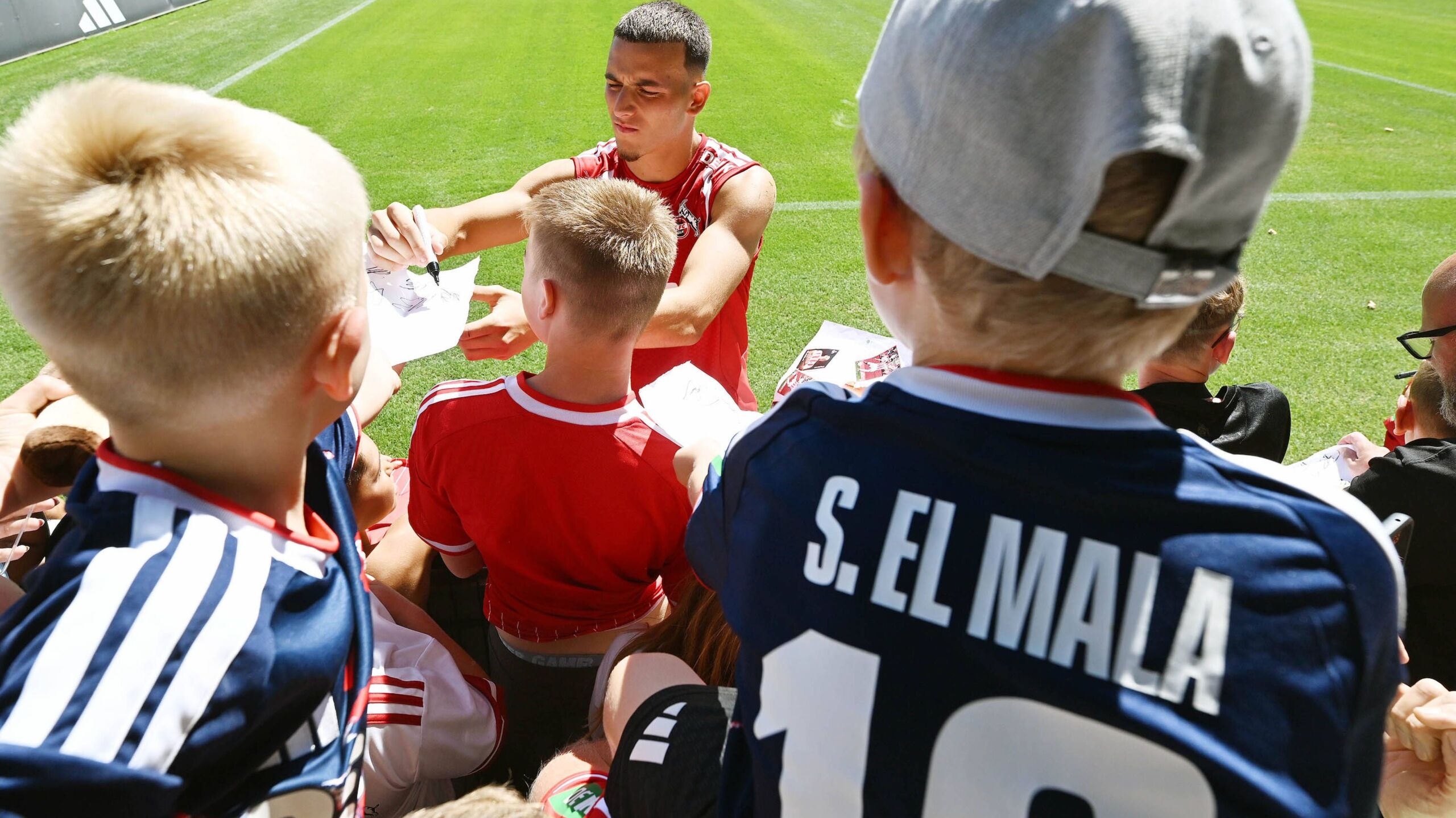 Köln nimmt alte ElMalaTrikots zurück und spendet sie GOALRADAR